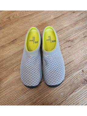 Size 11 Merrell  Women's Grey Mesh Slip-On Athletic Shoes Size 8
